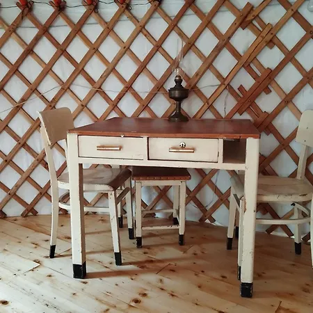 Medova Jurta Nechanice (Hradec Kralove)